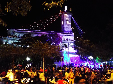 Nhà thờ Đá Nha Trang - nhà thờ lớn nhất tại Nha Trang rực rỡ đêm Noel - Ảnh: Viết Hảo