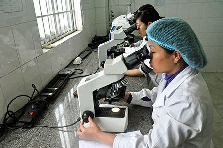 Soi kính hiển vi tìm vi khuẩn lao.