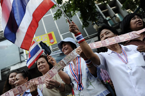 [Caption]The PDRC will stage more fund-raising rallies on Monday. However, Mr Suthep has not stated which farmer groups would receive the money and when. 