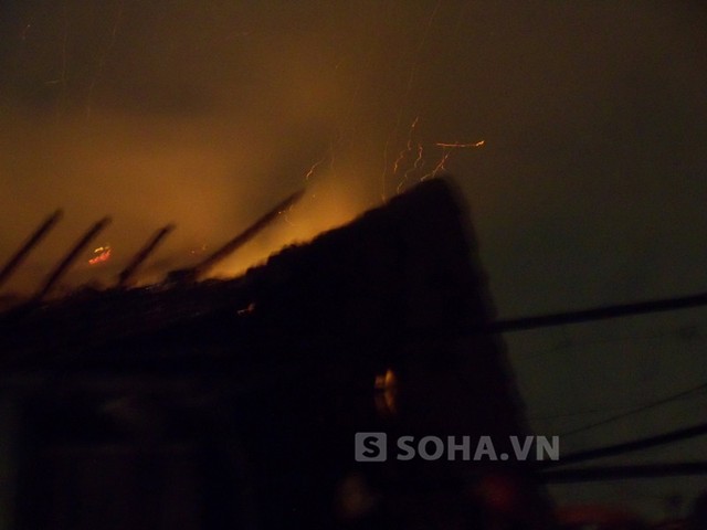 Cháy ngùn ngụt trong đêm, 10 căn hộ ở Hà Nội chìm trong biển lửa