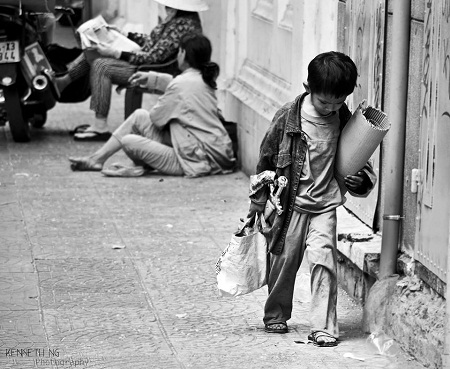 - Con đi đâu để chú chở cho, trời nắng đi bộ mệt lắm đó.