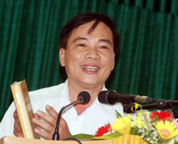 Nhà thơ Dương Thuấn.