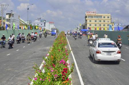 Cầu Hậu Giang cũng được thông xe kỹ thuật trong sáng nay