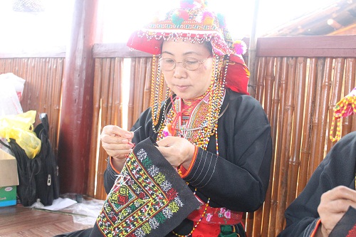 Nghệ nhân dân tộc Dao tại bản Mậu truyền nghề thêu cho lớp trẻ.
