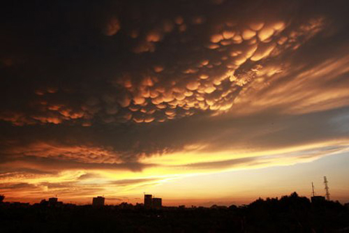 Đám mây kỳ thú trên bầu trời Hà Nội vào buổi chiều cuối tháng 8/2009