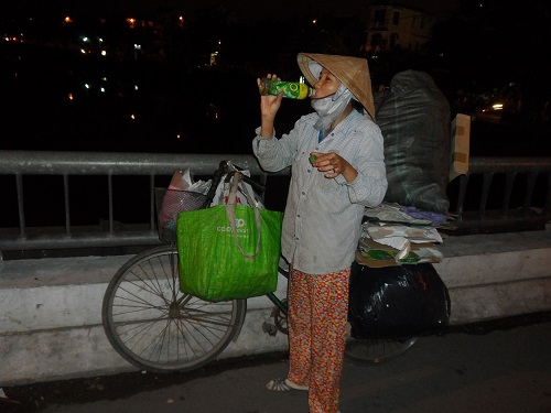 Chị Hoa trong đêm mưu sinh