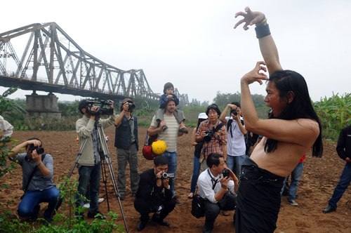 Một cảnh trong chương trình Chợ quê gây tranh cãi của Đào Anh Khánh năm 2013.