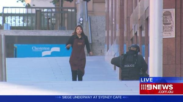 Cập nhật: 5 con tin hoảng sợ chạy thoát khỏi kẻ bắt cóc trong quán cafe ngay giữa Sydney 5