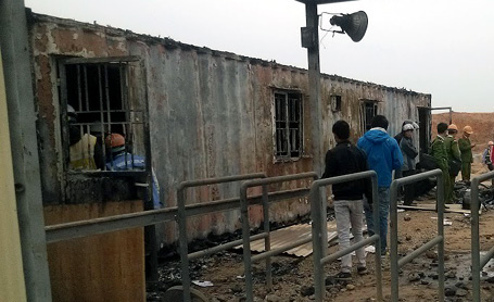 Nhà container bị thiêu rụi.