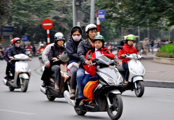 Hà Nội sụt hơn 10 độ, người dân mặc áo ấm ra đường trong gió lạnh 5