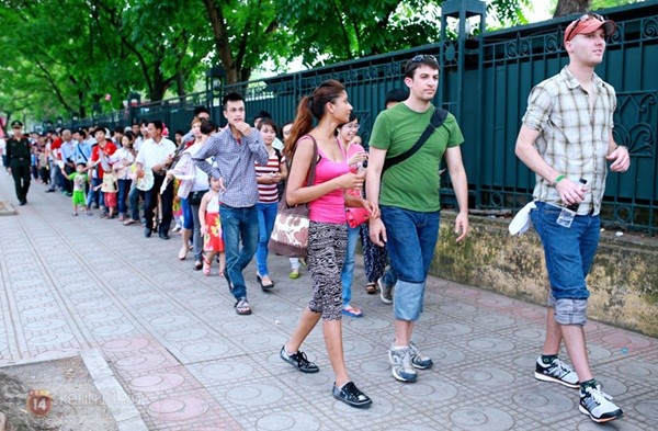 Hàng nghìn người xếp hàng vào viếng Lăng Chủ tịch Hồ Chí Minh nhân kỉ niệm Sinh nhật Người 5