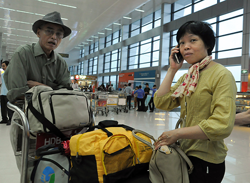 Liên tục gọi điện cho người thân thông báo lịch bay là cảnh không ít gặp tại các phòng chờ