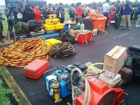 Các thợ lặn đã chuẩn bị sẵn sàng để tiến hành trục vớt các thi thể nạn nhân QZ8501.