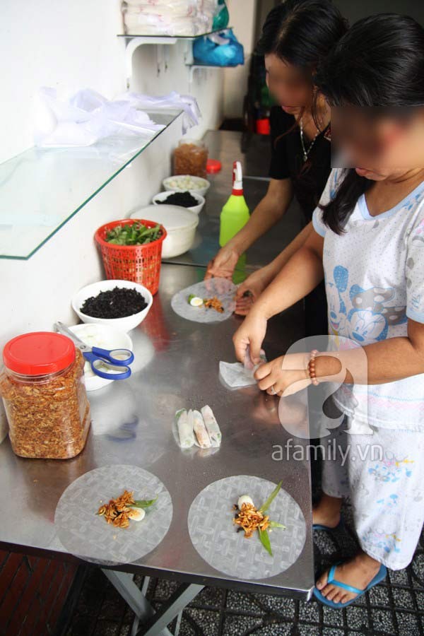 Tiệm bánh tráng trộn nổi tiếng bị nhân viên tố bán bánh và trứng chuột ăn nham nhở 5 Tiệm bánh tráng trộn nổi tiếng bị nhân viên tố bán bánh và trứng chuột ăn nham nhở 5