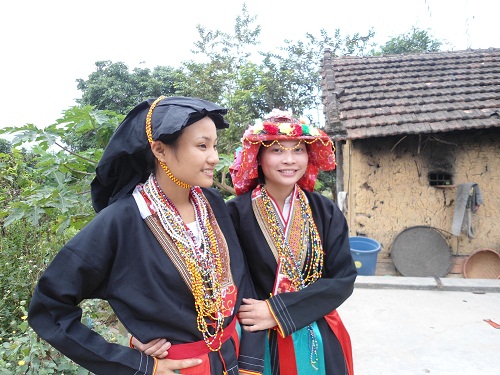 Thiếu nữ Dao tại bản Mậu, xã Tuấn Mậu (Sơn Động) và bộ trang phục dân tộc truyền thống.