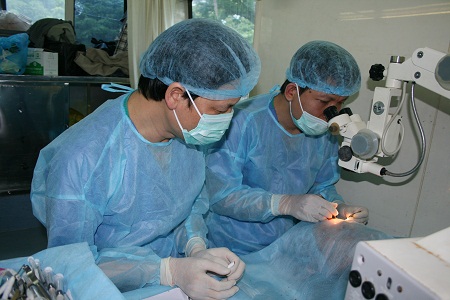Mổ cấp cứu cho một trường hợp bệnh nhân lạm dụng kính áp tròng. (ảnh do BV Mắt Trung ương cung cấp)&nbsp;