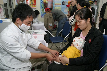 Trên 90% số trẻ dưới 1 tuổi được tiêm đầy đủ các loại vaccin. Ảnh: TM