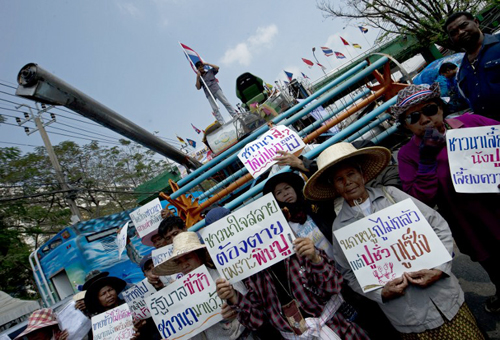 [Caption]Disgruntled farmers across the country have stepped up pressure on the government to pay them for their pledged paddy. In Nakhon Phanom, a farmers group has threatened to close the third Thai-Laos Friendship... Bridge unless rice farmers receive payments in seven days. 