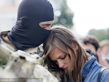 Tình nguyện viên mang mặt nạ tham gia vào tiểu đoàn Azov (thuộc quân đội chính phủ Ukraine) 