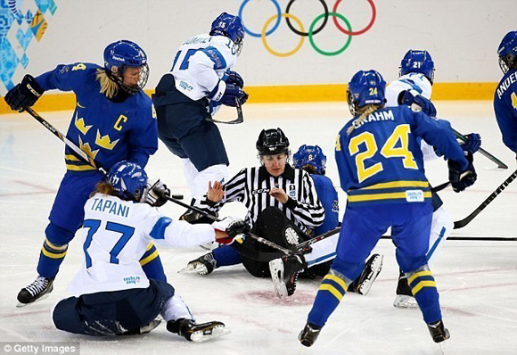 Các nữ VĐV Olympic Sochi hỗn chiến trên sân băng