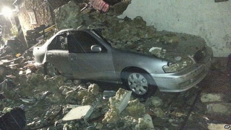 Một chiếc xe phủ trong đất đá tại hiện trường vụ tai nạn.