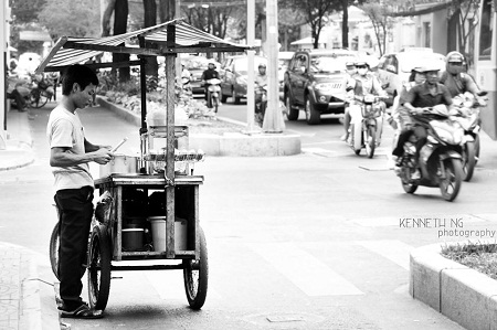 - Con đi đâu để chú chở cho, trời nắng đi bộ mệt lắm đó.