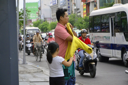 Mặc thêm áo khoác cho con khi ra đường