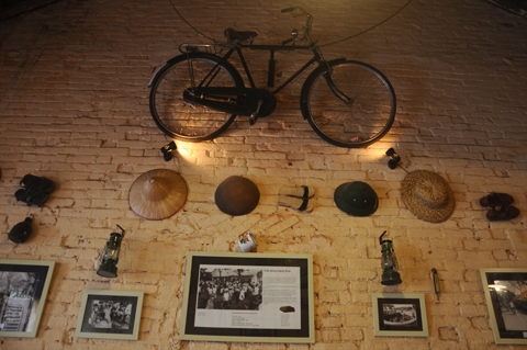 Xe đạp thống nhất, guốc mộc, mũ cối, nón lá và những bức tranh về thời tem phiếu