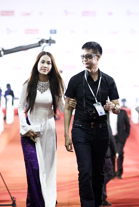 Đạo diễn Lê Hoàng với chiếc kính đen “trứ danh” trên thảm đỏ