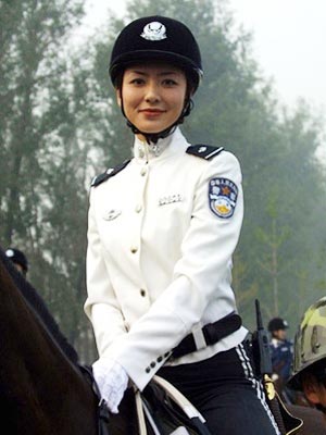 Nữ kỵ sĩ cảnh sát xinh đẹp của Bạc Hy Lai.