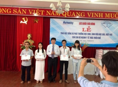 Phó Chủ tịch UBND tỉnh Thừa Thiên Huế Nguyễn Dung tặng quà cho các em có thành tích học giỏi 12 năm liên tục