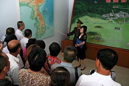 Hướng dẫn viên đang điểm lại những sự kiện lịch sử chính về cuộc chiến đã xảy ra cho du khách