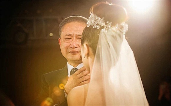 Chùm ảnh lay động trái tim: Những người bố khóc trong ngày cưới của con gái 4
