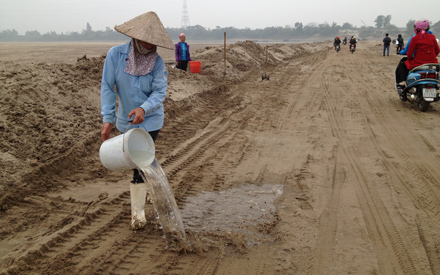 Khơi sông giữa lòng sông Hồng để lấy nước.