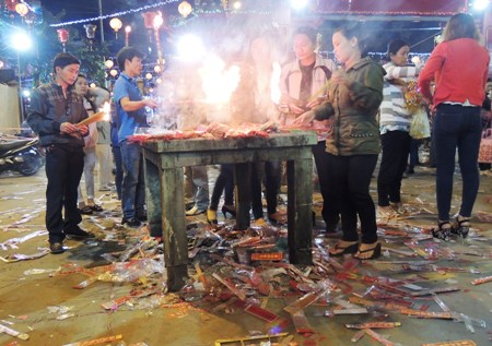 Nhang được đốt vô tội vạ, rác ni lông xả khắp chùa.