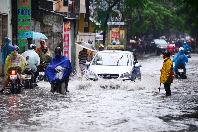 Hà Nội tê liệt vì mưa, bố cõng con tới trường