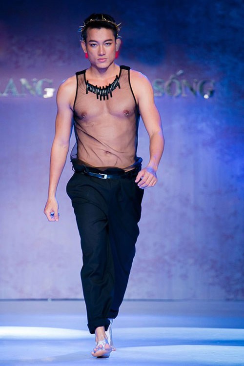 Tại một show thời trang, anh còn tự tin bước lên sàn diễn trong chiếc áo ba lỗ làm từ chất liệu vải mỏng, trong suốt. 