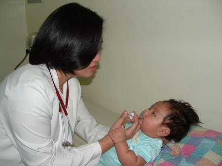 Cho trẻ uống vaccin để phòng ngừa Rotavirus.