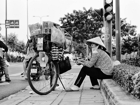 - Chị đi bán hàng như thế này lâu chưa ạ?