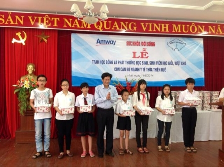 và trao phần thưởng cho các em học giỏi vượt khó