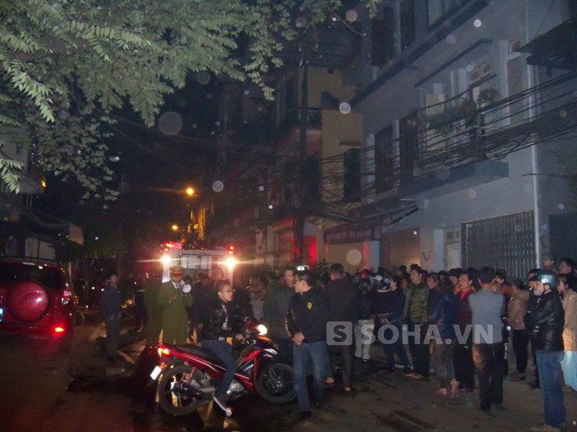 Cháy ngùn ngụt trong đêm, 10 căn hộ ở Hà Nội chìm trong biển lửa
