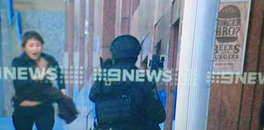 Cập nhật: 5 con tin hoảng sợ chạy thoát khỏi kẻ bắt cóc trong quán cafe ngay giữa Sydney 7