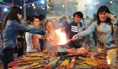 Nhang được đốt vô tội vạ, rác ni lông xả khắp chùa.