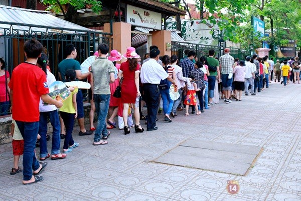 Hàng nghìn người xếp hàng vào viếng Lăng Chủ tịch Hồ Chí Minh nhân kỉ niệm Sinh nhật Người 7