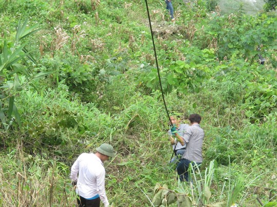 Lực lượng cứu hộ kéo dây cáp xuống khu vực xe rơi Lực lượng cứu hộ kéo dây cáp xuống khu vực xe rơi