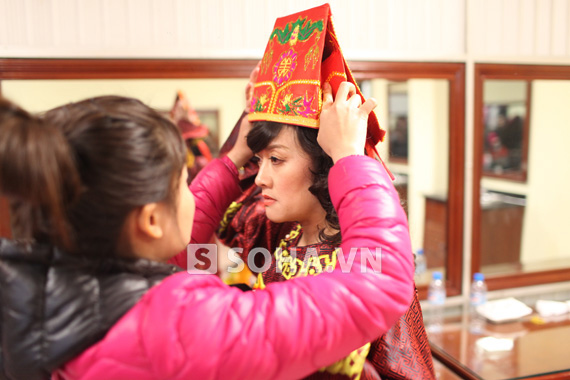 Vân Dung cũng được các chuyên viên phục trang chăm sóc kỹ lưỡng.