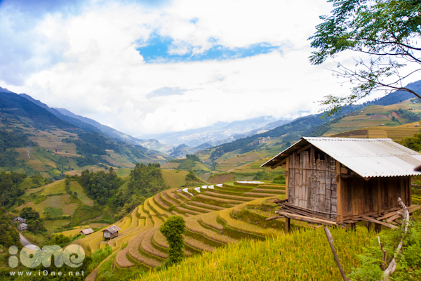 Khung cảnh nên thơ của những thửa ruộng, chấm phá thêm vài nét với những nóc nhà người dân vùng cao. Khung cảnh nên thơ thanh bình gợi nhớ đến những cảnh đẹp trong bộ phim ngôi nhà nhỏ trên thảo nguyên