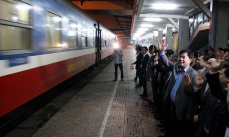 23h đêm giao thừa, tàu SE3 chuyển bánh, Bộ trưởng Đinh La Thăng chào tiễn biệt