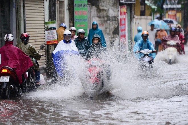 Hà Nội tê liệt vì mưa, bố cõng con tới trường