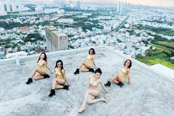 Trang Pháp "làm liều" hát và nhảy trên nóc nhà 34 tầng không lan can 5 Trang Pháp làm liều hát và nhảy trên nóc nhà 34 tầng không lan can 5